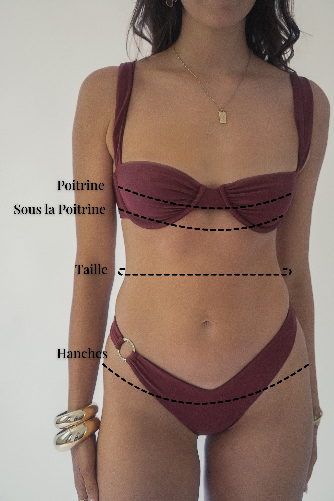 Cassandra porte un ensemble de la collection Terres Sauvages de culs salés pour montrer les différentes positions du metre pour mesurer