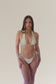 Carla porte l'ensemble Cassie- Iris en couleur Savannah Wild